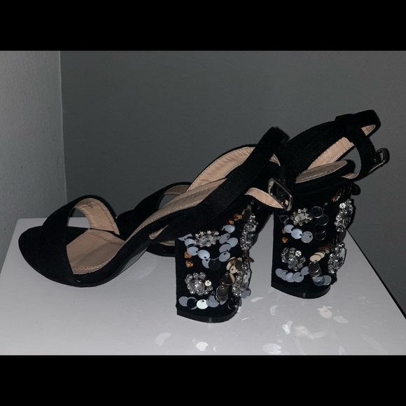 Beautiful in black - Picture 4 of 7